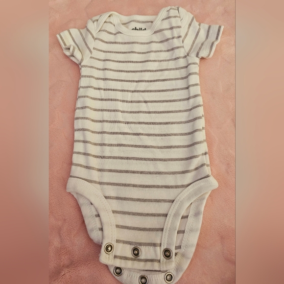 Bundle of onesies with FREE beanies and pants! - Picture 9 of 9